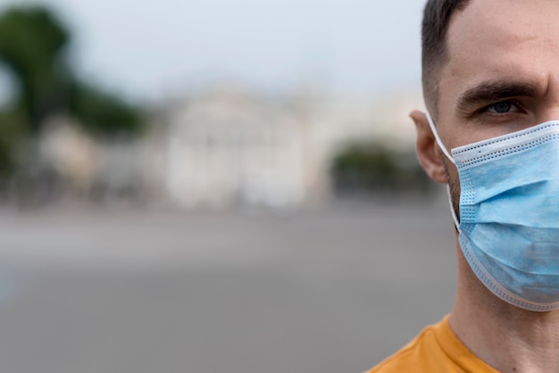 Foto nahaufnahme halbes manngesicht, das eine maske trägt