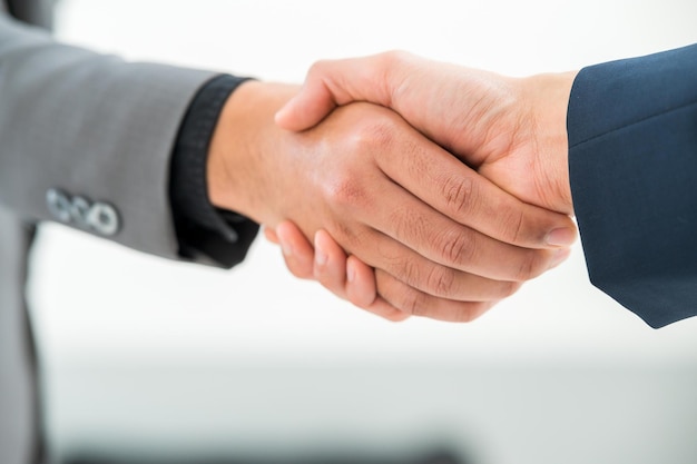 Nahaufnahme Hand des Geschäftsmannes Handshake für Teamwork der Unternehmensfusionspartnerschaft und des Geschäftsabkommens, erfolgreiche Verhandlungen, Handshake