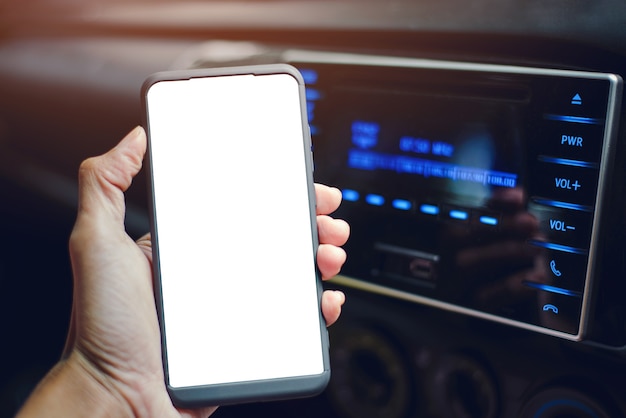 Nahaufnahme Hand hält ein Smartphone und das Bluetooth ist verbunden und spielt Musik im Auto.