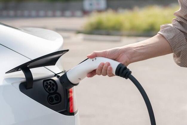 Nahaufnahme Hand setzen ev Ladegerät zum Aufladen von Elektroautobatterien zweckmäßig