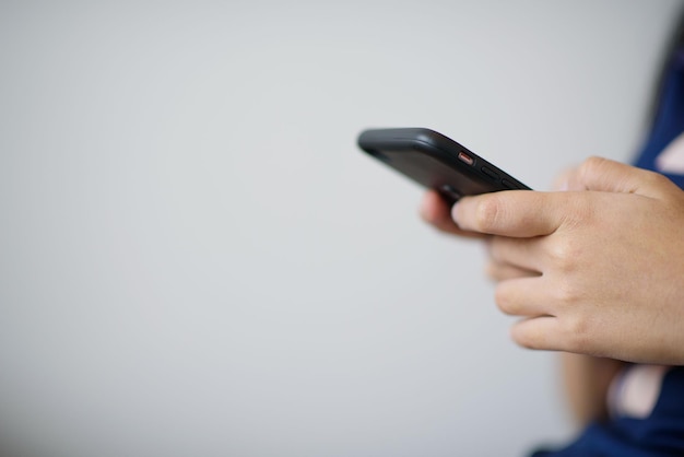 nahaufnahme hand tippendes smartphone mit kopierraum für text, online einkaufen, e-mail senden