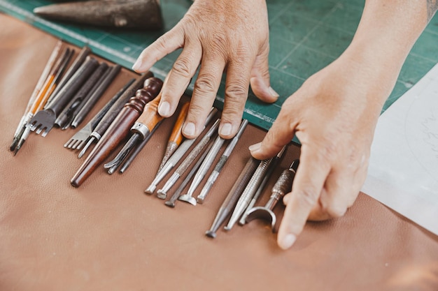 Nahaufnahme-Handwerkzeug für Lederschneider-Hersteller alte Handwerks-Meisterwerk-Arbeitsausrüstungen