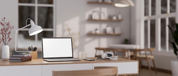 Nahaufnahme-Heimarbeitsbereich mit Laptop-Attrappe auf dem Tisch in einem minimalistischen, gemütlichen Wohnzimmer