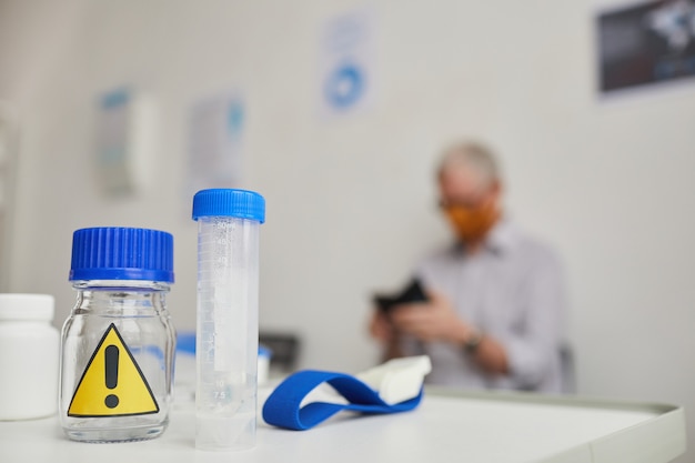 Nahaufnahme Hintergrundbild von Bioproben mit Warnschild auf dem Schreibtisch in der Arztpraxis, Platz kopieren