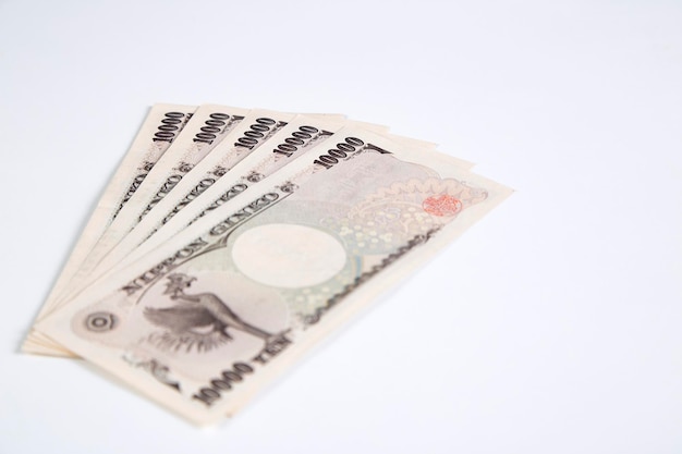 Nahaufnahme japanischer Papierwährungen auf weißem Hintergrund