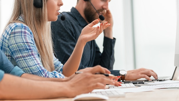 Foto nahaufnahme. junge callcenter-betreiber am arbeitsplatz.