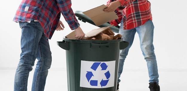 Nahaufnahme Jungen, die zusammen recyceln