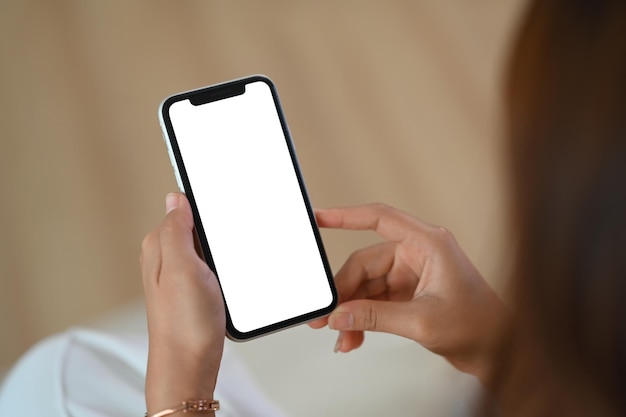 Nahaufnahme junger Frau mit Handy mit weißem leeren Bildschirm für Anwendungswerbung