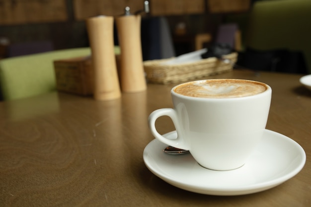 Nahaufnahme Kaffeetasse im Café.