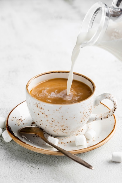 Foto nahaufnahme kaffeetasse mit milch und zucker