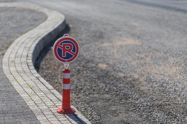 Nahaufnahme Kein Parkschild auf Kegel auf Asphalthintergrund