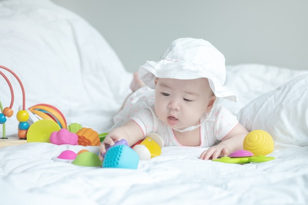 Nahaufnahme kleines Mädchen spielen Spielzeug auf dem Bett