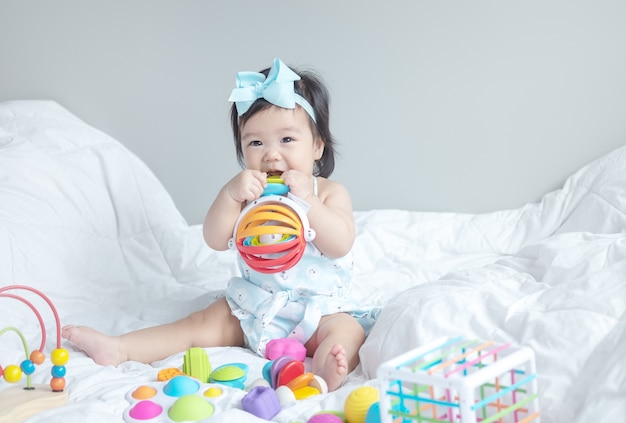 Nahaufnahme kleines Mädchen spielen Spielzeug auf dem Bett