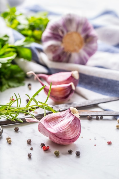 Foto nahaufnahme knoblauchzehen und zwiebeln mit rosmarinsalz und pfeffer.