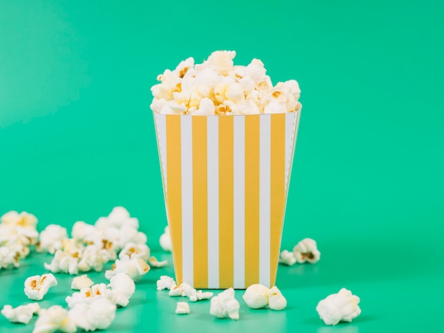 Foto nahaufnahme köstliche popcorn-box bereit, serviert zu werden