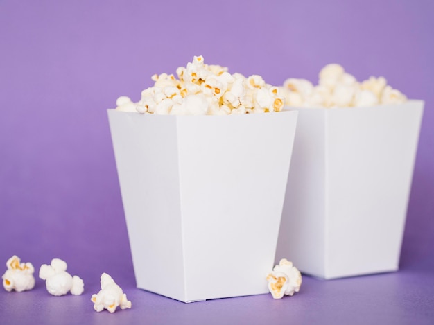 Nahaufnahme köstliche Popcornboxen auf dem Tisch