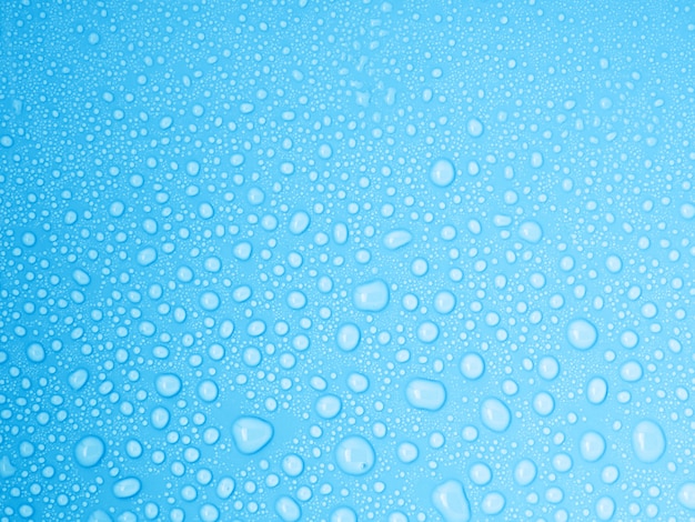 Nahaufnahme lässt Wasser auf blauem Hintergrund fallen