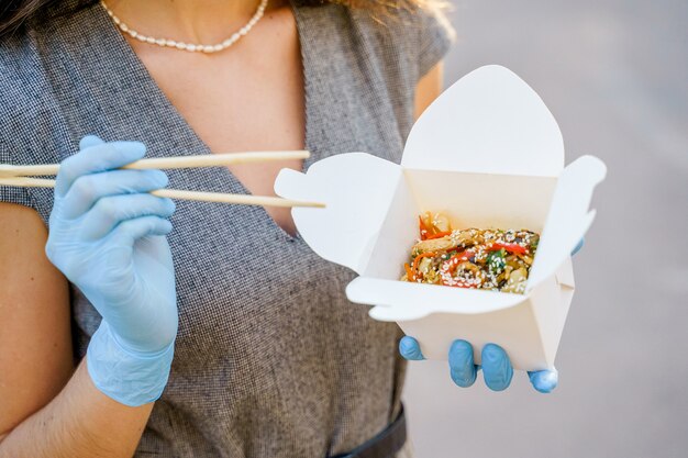 Nahaufnahme leckeren Wok in Box Lieferung