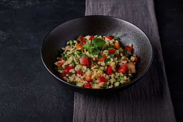 Nahaufnahme libanesischer oder syrischer traditioneller Salat Tabbouleh aus Bulgur oder Couscous Geflügelfleisch