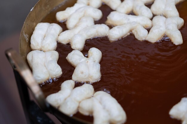 Nahaufnahme machen Youtiao, frittierte Teigstäbchen, Patongo