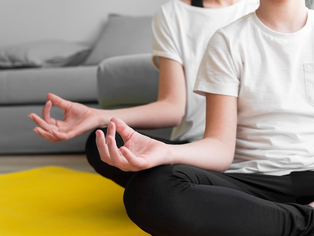 Foto nahaufnahme mädchen und mutter yoga machen