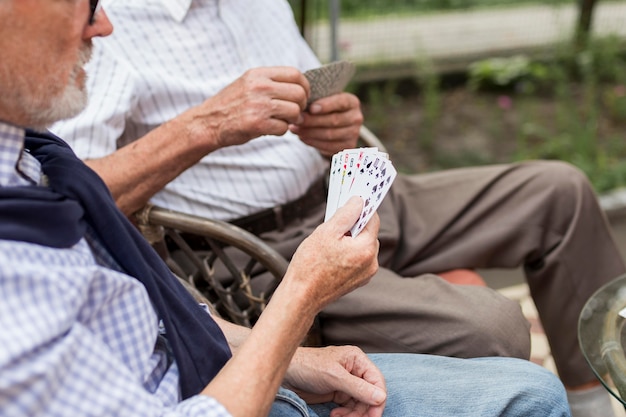 Foto nahaufnahme männer spielen karten