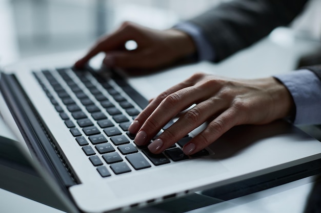 Nahaufnahme männlicher Hände mit Laptop im Büro