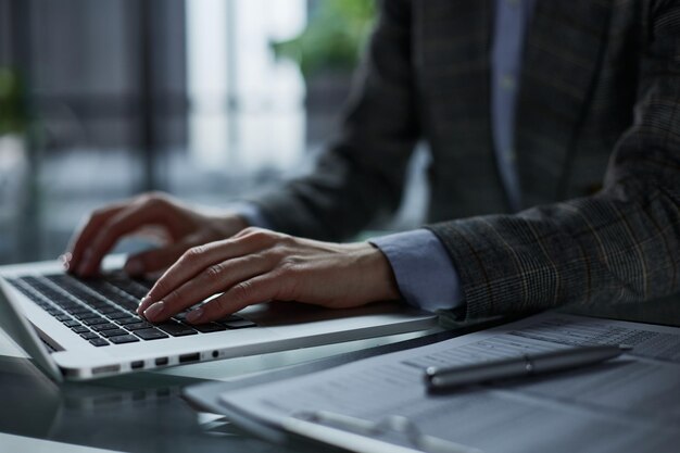 Nahaufnahme männlicher Hände mit Laptop im Büro