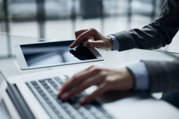 Nahaufnahme männlicher Hände mit Laptop im Büro