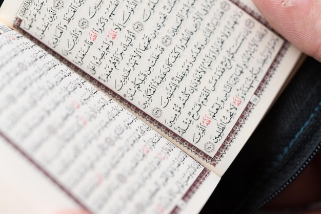 Nahaufnahme männlicher Muslim, der Koran liest