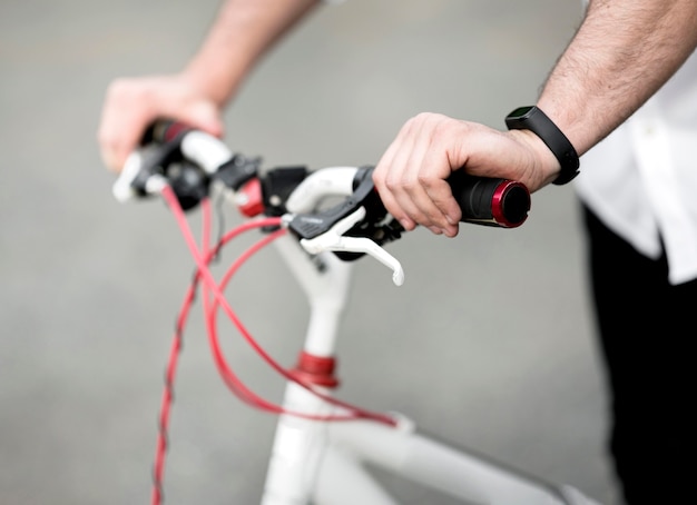 Foto nahaufnahme männliches fahrrad fahren im freien