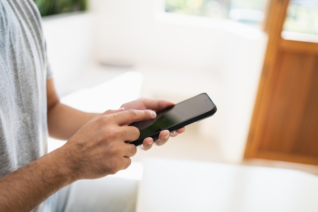 Nahaufnahme Mann hält Handy-Text oder Nachricht auf weißem Bildschirm Geschäftsmann verwendet modernes Smartphone, um im Web zu surfen, E-Book-Handel, Aktienhandel, Krypto-Währung, Geschäftskommunikationskonzept