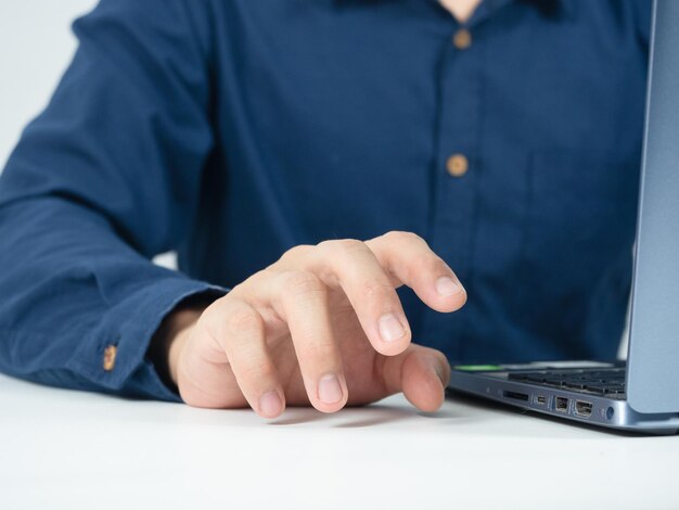 Nahaufnahme Mann Hand leer mit Laptop auf dem Tisch