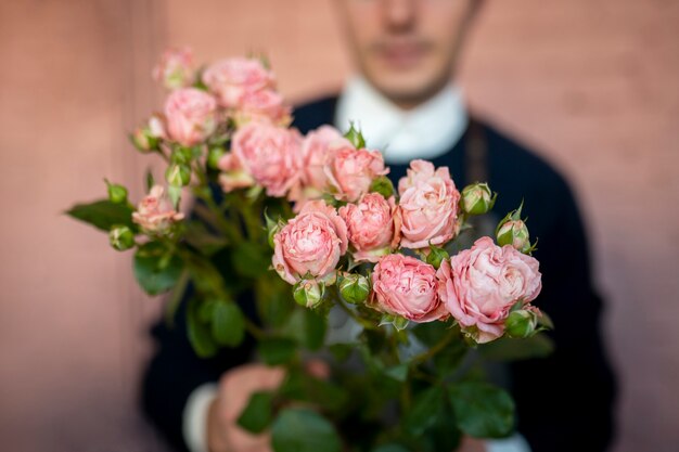 Nahaufnahme Mann mit Blumenstrauß