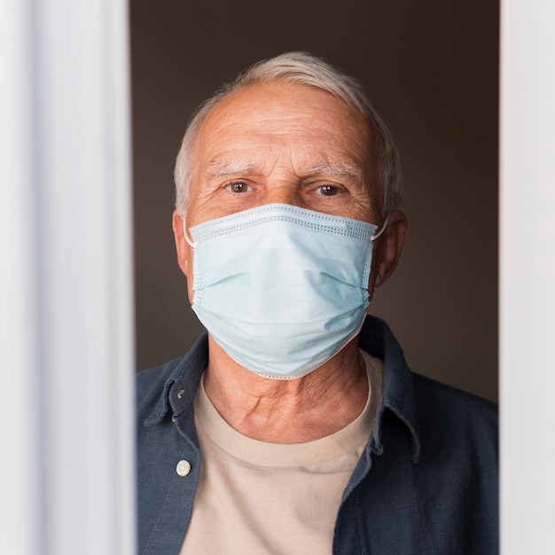 Nahaufnahme Mann mit Maske drinnen