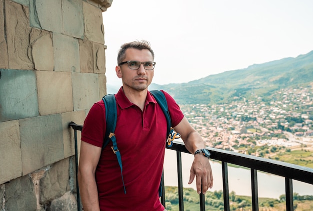 Nahaufnahme Mann Reisender steht die Altstadt und Blick auf den Fluss. Berge Erfolg und lustige Euphorie-Emotionen. Lifestyle-Menschen im Freien, Sommer wilde Natur