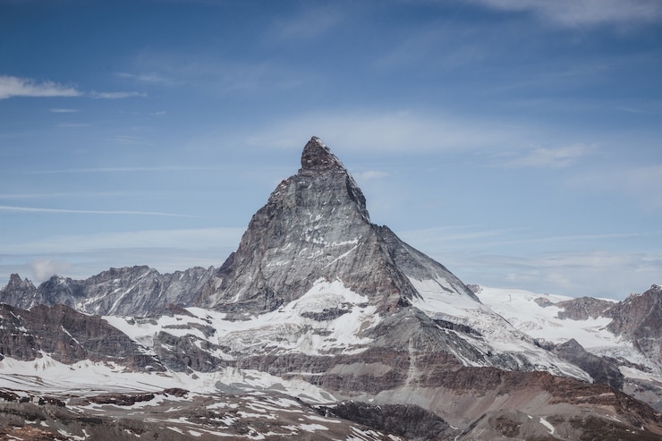 Foto nahaufnahme matterhorn berg, szene im nationalpark zermatt, schweiz, europa anzeigen. sommerlandschaft, sonnenscheinwetter, dramatischer blauer himmel und sonniger tag