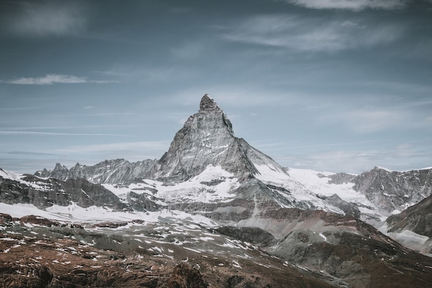 Nahaufnahme Matterhorn Berg, Szenen im Nationalpark Zermatt, Schweiz, Europa anzeigen. Sommerlandschaft, Sonnenscheinwetter, dramatischer blauer Himmel und sonniger Tag. Poster, Bild, Foto, Bild drucken