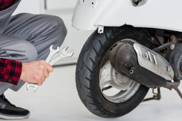 Foto nahaufnahme mechaniker mann arbeiten