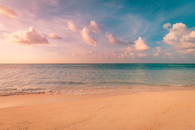 Nahaufnahme Meer Sandstrand. Schöne Strandlandschaft. Inspirieren Sie den Horizont der tropischen Strandlandschaft. Verträumt