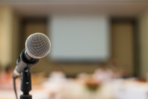 Nahaufnahme Mikrofon im Konferenzraum