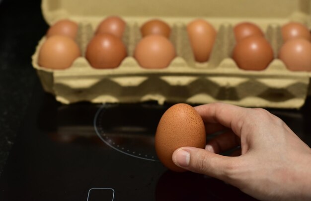 Foto nahaufnahme mit der hand, die essen hält