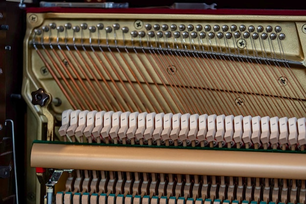 Foto nahaufnahme mit flachem fokus des internen mechanismus eines aufrechten klaviers. es gibt viele gefühle.