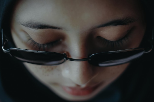 Nahaufnahme mit hohem Winkel einer jungen Frau mit Brille