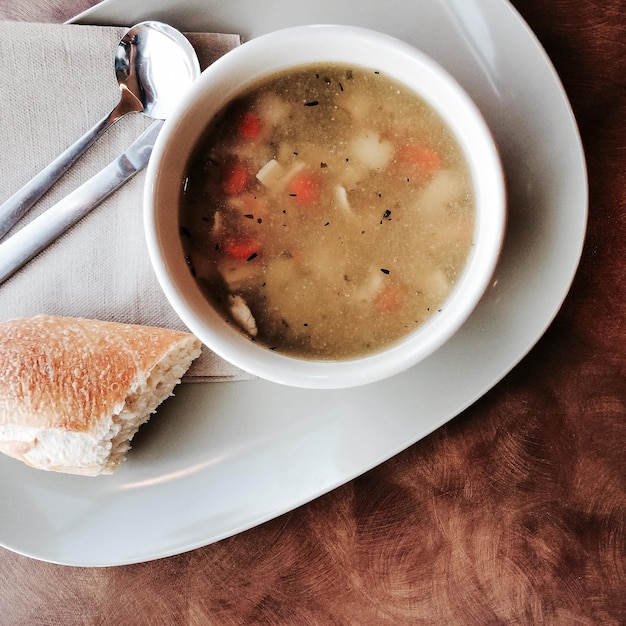 Foto nahaufnahme mit hohem winkel von suppe in einer schüssel am tisch