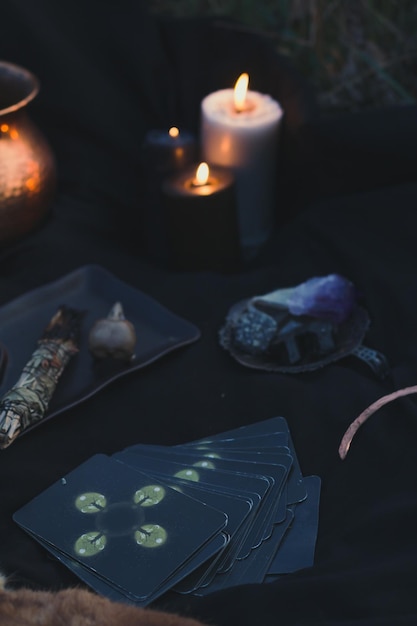 Nahaufnahme mit Taro-Karten für rituelle Konzeptfotos