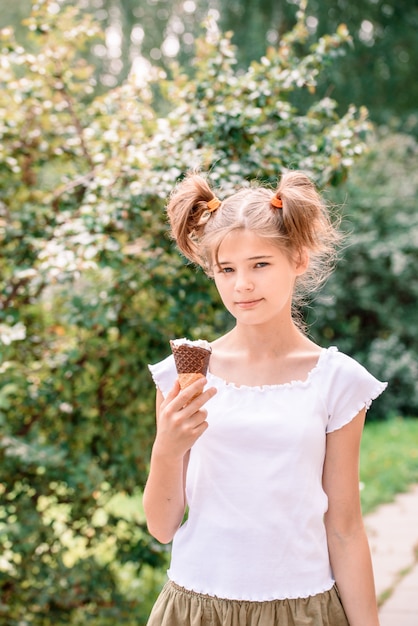 Nahaufnahme-Modeporträt des jungen Hipster-verrückten Mädchens, das Eis im heißen Sommerwetter isst