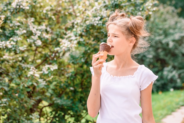 Nahaufnahme-Modeporträt des jungen Hipster-verrückten Mädchens, das Eis isst