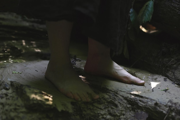 Nahaufnahme nackter menschlicher Füße auf Bodenkonzeptfoto