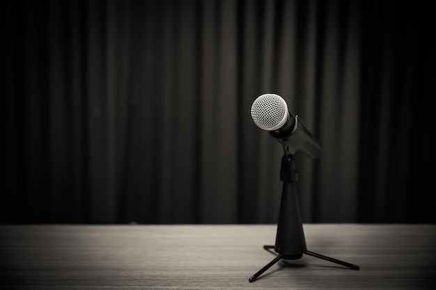 Nahaufnahme-Podcasting-Mikrofon auf dem Tisch